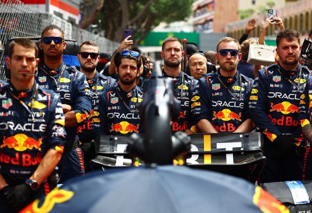 Verstappen: Equipe da Red Bull Racing junto a um dos carros da escuderia - Foto: Red Bull Racing Galery
