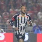 Neymar converte pênalti para o Santos contra o CRB — Foto: Ailton Cruz
