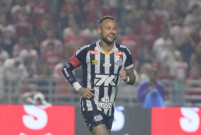 Neymar converte pênalti para o Santos contra o CRB — Foto: Ailton Cruz