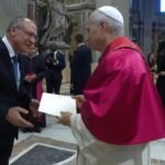 Alckmin entrega carta de Lula ao Papa após missa inaugural do novo pontificado. Foto: Reprodução/Vatican News