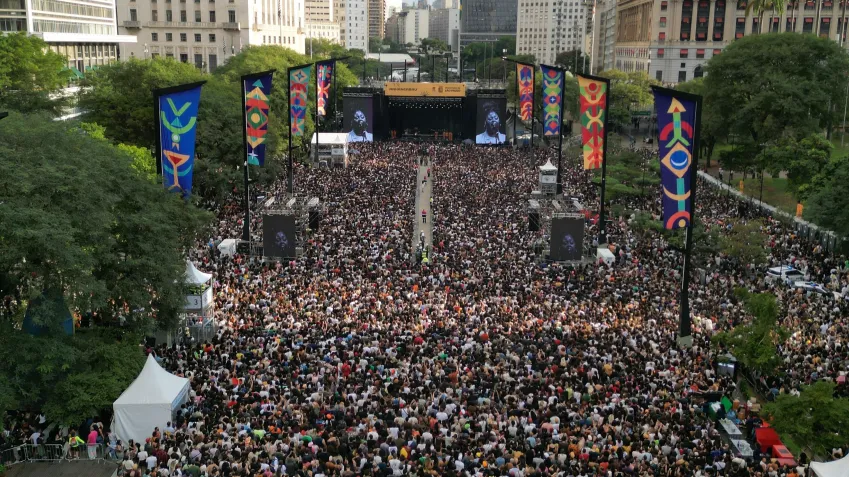 Liniker Reúne 120 Mil Fãs e Domina a Virada Cultural em São Paulo - Foto: Reprodução