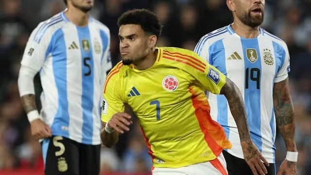 Luis Díaz sai para comemorar golaço em Argentina x Colômbia - Foto: Alejandro Pagni/AFP