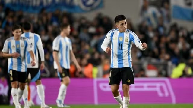 Almada comemora gol marcado pela Argentina no empate com a Colômbia - Foto: Luis Robayo/AFP