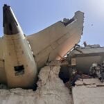 Imagem mostra parte de avião que caiu em Ahmedabad, na Índia - Foto: Reprodução/X/@CISFHQrs