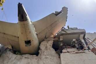 Imagem mostra parte de avião que caiu em Ahmedabad, na Índia - Foto: Reprodução/X/@CISFHQrs