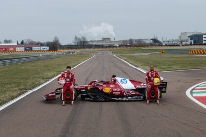 Ferrari encontra sérias dificuldades de ser competitiva nesta temporada, que segue sendo conduzida pela McLaren - Foto: Getty Images