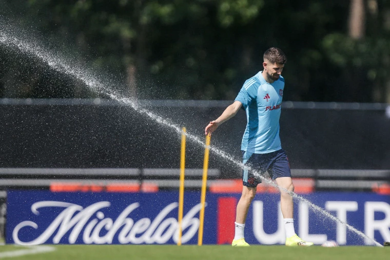 Jorginho participando do último treino antes do jogo contra o Chelsea Foto: Gilvan de Souza / CRF