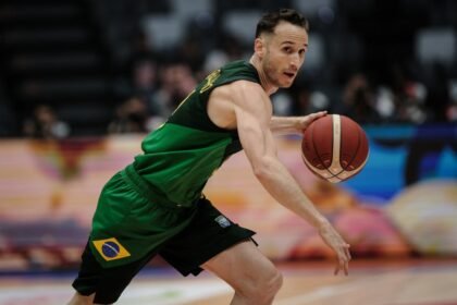 Marcelinho Huertas em jogo - Foto: Yasuyoshi CHIBA/AFP