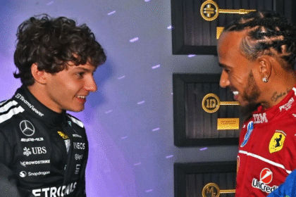 Lewis Hamilton e Kimi Antonelli compartilharam um momento doce em Melbourne - Foto: Getty Images