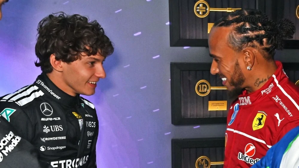 Lewis Hamilton e Kimi Antonelli compartilharam um momento doce em Melbourne - Foto: Getty Images