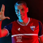 Com 300 jogos no comando do Fortaleza, Vojvoda soma 143 vitórias, títulos regionais e campanhas históricas na Libertadores e Sul-Americana, mas vive pressão em meio ao mau início de 2025 - Foto: Reprodução/Conmebol