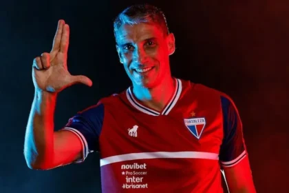 Com 300 jogos no comando do Fortaleza, Vojvoda soma 143 vitórias, títulos regionais e campanhas históricas na Libertadores e Sul-Americana, mas vive pressão em meio ao mau início de 2025 - Foto: Reprodução/Conmebol