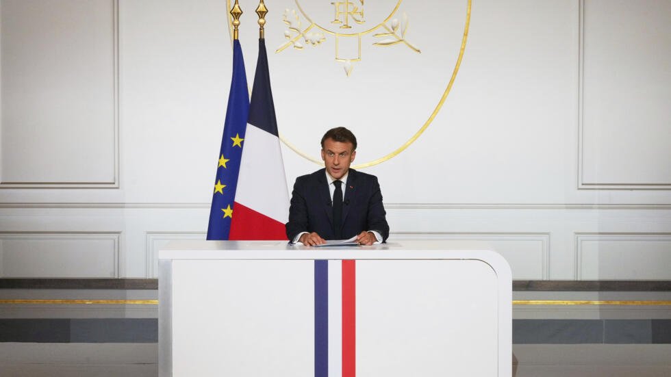 O presidente francês Emmanuel Macron realiza uma coletiva de imprensa no Palácio do Eliseu, em Paris, na sexta-feira,13 de junho de 2025 - Foto: Michel Euler/AP