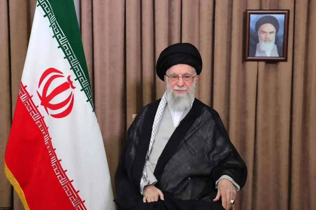 O líder Supremo do Irã, Ali Khamenei, se dirige à nação em transmissão na televisão estatal - Foto: Escritório do Líder Supremo do Irã via Getty Images/Fortune