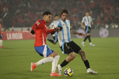 Argentina foi até Santiago na noite desta quinta-feira (5) e venceu o Chile por 1 a 0, em partida válida pela 15ª rodada das Eliminatórias Sul-Americanas da Copa do Mundo de 2026 - Foto: Divulgação/Instagram