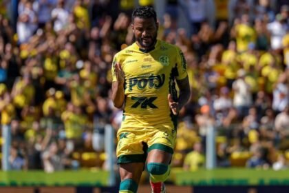 Reinaldo comemora seu sexto gol no Brasileirão (Foto: JP Pinheiro/Agência Mirassol)