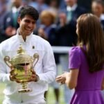 Carlos Alcaraz conquista Wimbledon e recebe prêmio de Kate Middleton. Foto: Reuters