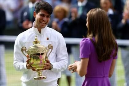 Carlos Alcaraz conquista Wimbledon e recebe prêmio de Kate Middleton. Foto: Reuters