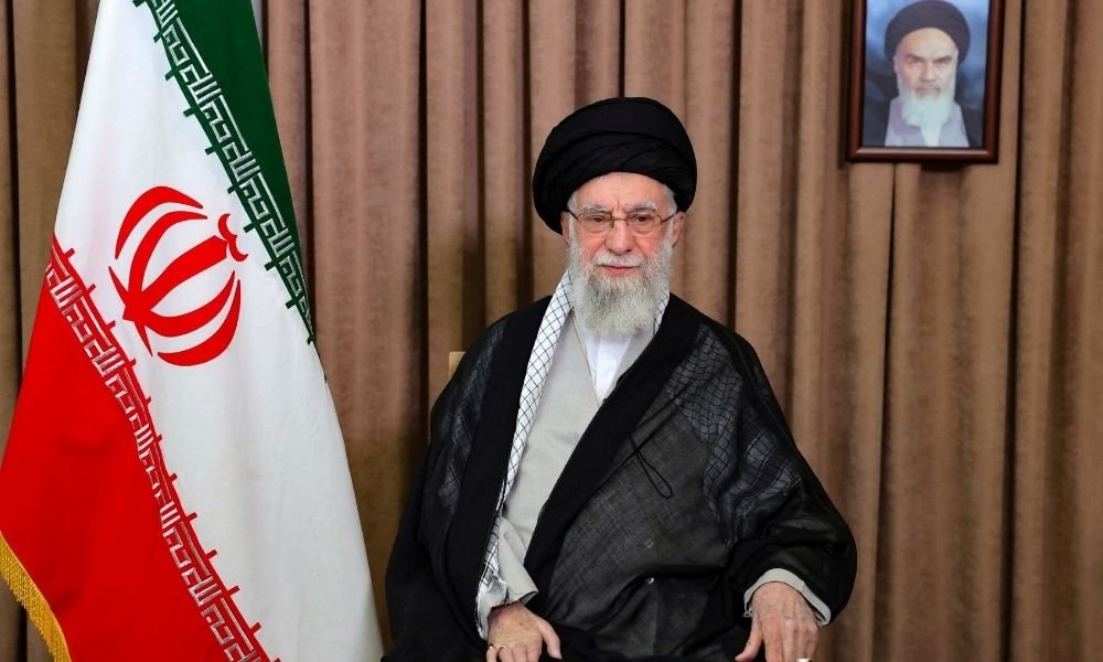 Fornecida pelo gabinete do líder supremo iraniano, o aiatolá Ali Khamenei, em 13 de junho de 2025, mostra-o falando em Teerã - Foto: Divulgação/x