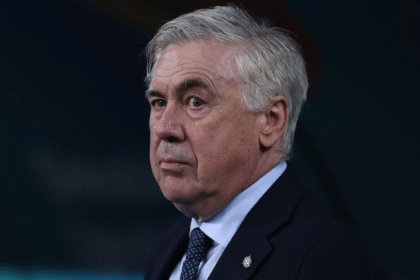 Carlo Ancelotti durante a vitória do Brasil sobre o Paraguai Foto - Ricardo Moreira/Getty Images