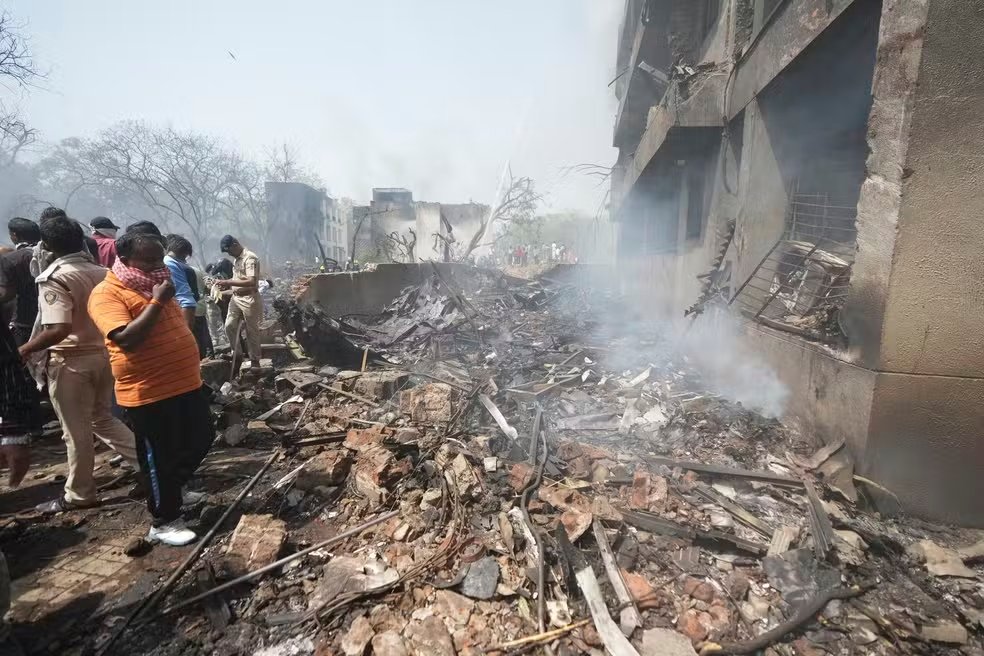 Integrantes das forças de segurança atuam no local da queda do avião em Ahmedabad - Foto: Ajit Solanki/AP