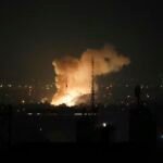 Fumaça sobe após uma explosão em Teerã - Foto: Vahid Salemi/AP