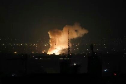 Fumaça sobe após uma explosão em Teerã - Foto: Vahid Salemi/AP