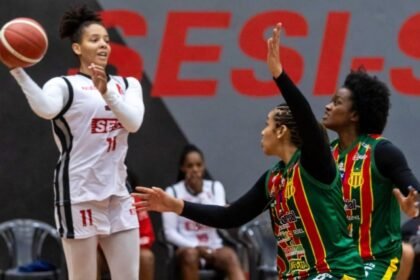 Confronto entre Sesi Araraquara e Sampaio Basquete marcou a classificação de ambas equipes para os playoffs da LBF. Foto: Waltinho Milanetto