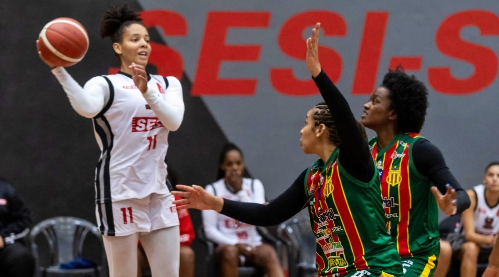 Confronto entre Sesi Araraquara e Sampaio Basquete marcou a classificação de ambas equipes para os playoffs da LBF. Foto: Waltinho Milanetto