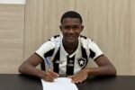 Assinando o contrato com o Fogão - Foto: Arquivo pessoal