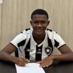 Assinando o contrato com o Fogão - Foto: Arquivo pessoal