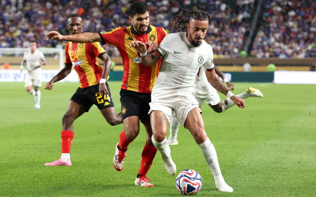 Disputa de bola em Chelsea x Espérance - Foto: Robbie Jay Barratt - AMA/Getty Images