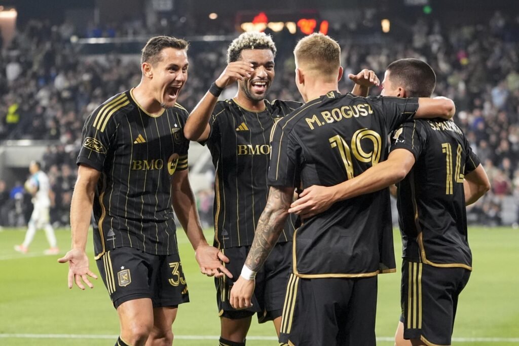 O meio-campista do LAFC Mateusz Bogusz (19) comemora com seus companheiros de equipe, da esquerda para a direita, Aaron Long, Timothy Tillman e Sergi Palencia, após marcar um gol na vitória sobre o Minnesota - Foto: Ryan Sun/Associated Press