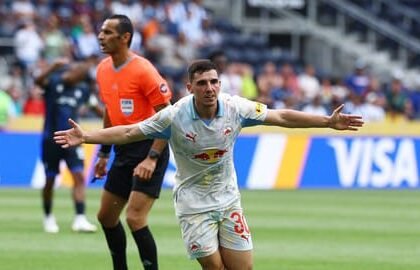 Oscar Gloukh faz golaco para RB Salzburg contra Pachuca - Foto: Reuters