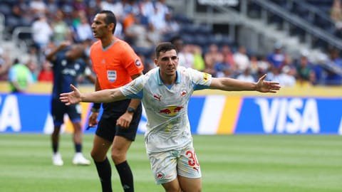 Oscar Gloukh faz golaco para RB Salzburg contra Pachuca - Foto: Reuters