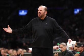Tom Thibodeau era técnico do New York Knicks - Foto: Maddie Meyer/Getty Images