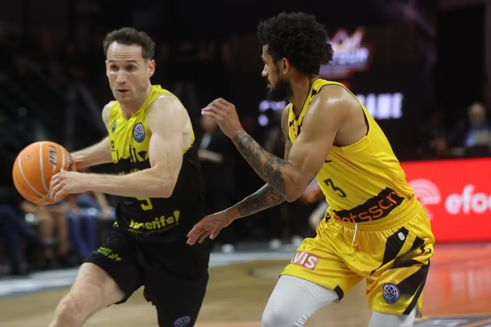 Marcelinho Huertas em ação contra o AEK, pela Champions de basquete - Foto: Ayhan Mehmet/Anadolu via Getty Images
