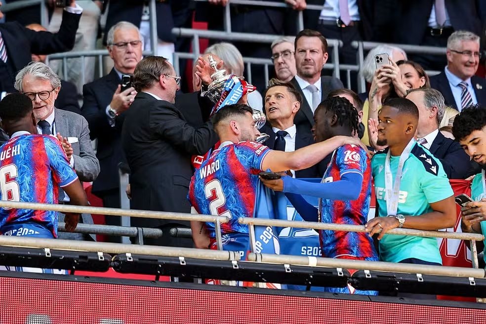 John Textor e sócios comemoram título da FA Cup do Crystal Palace - Foto: Robin Jones/Getty Images