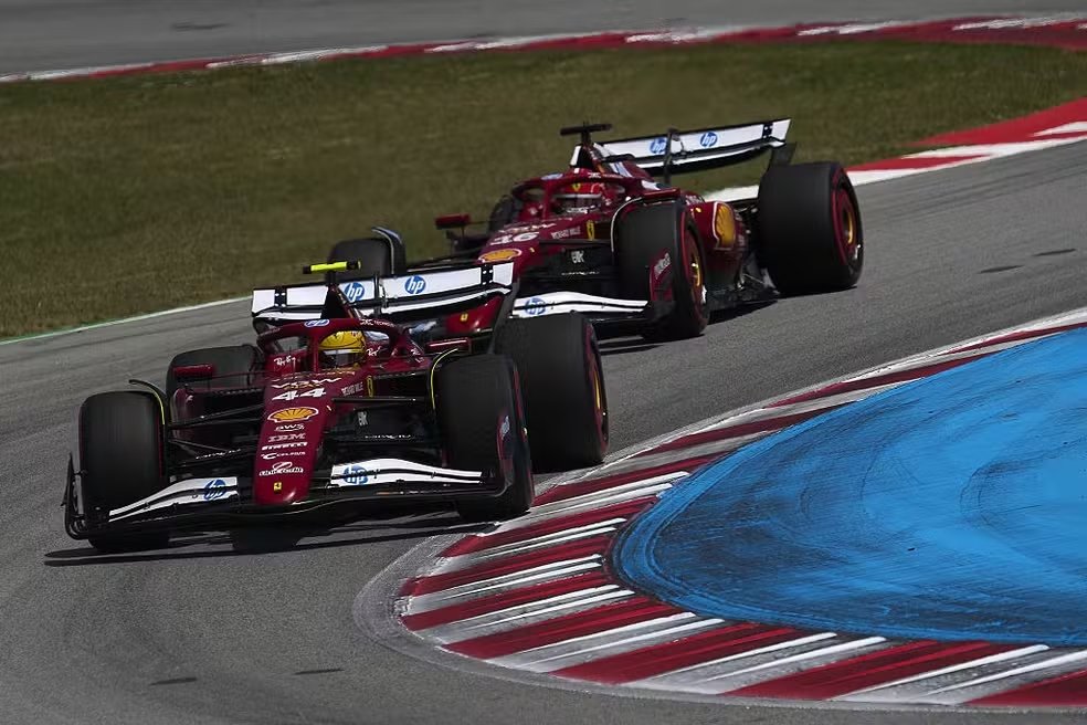 Lewis Hamilton sob ataque de Charles Leclerc no GP da Espanha de F1 em 2025 — Foto: Pablo Morano/Anadolu via Getty Images
