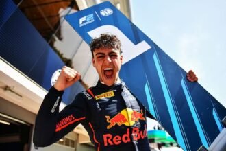 Arvid Lindblad venceu corrida mais recente da F2, em Barcelona - Foto: James Sutton- Formula 1/via Getty Images