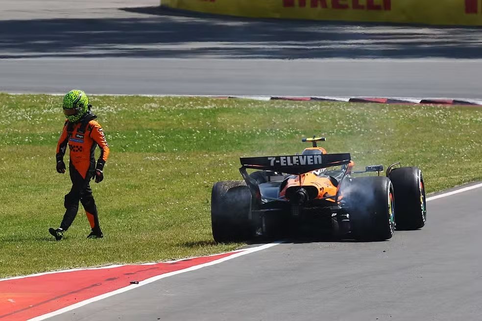 Lando Norris deixa o carro após bater no GP do Canadá - Foto: Clive Rose/Getty Images