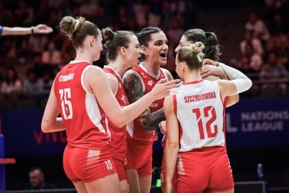 Seleção polonesa comemorando em Pequim - Foto: Divulgação/VNL