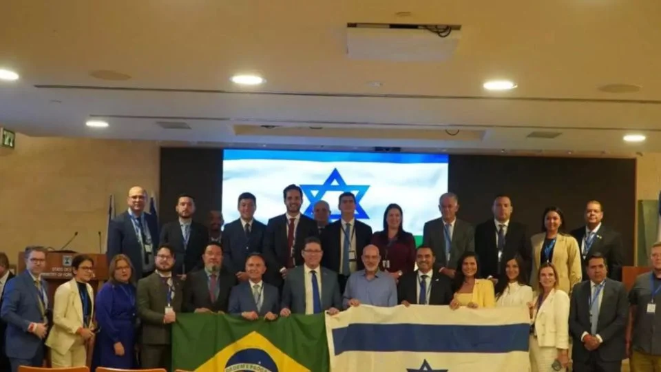 Grupo de autoridades que viajou à Israel, mesmo com alerta de Itamaraty, e está preso no oriente médio/Foto: Reprodução.