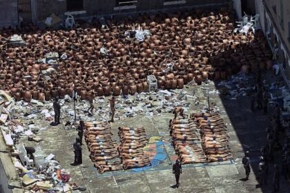 Foto: Detentos alinhados nus no pátio da Penitenciária de Alcaçuz, RN — AP Photo/Felipe Dana, janeiro de 2017