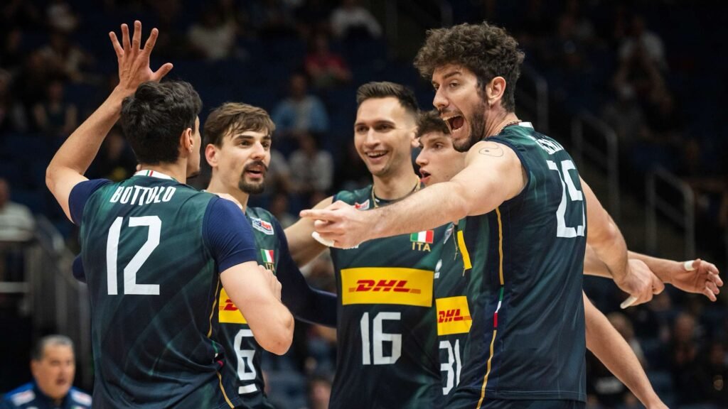 Seleção da Itália comemorando a vitória no jogo contra Argentina