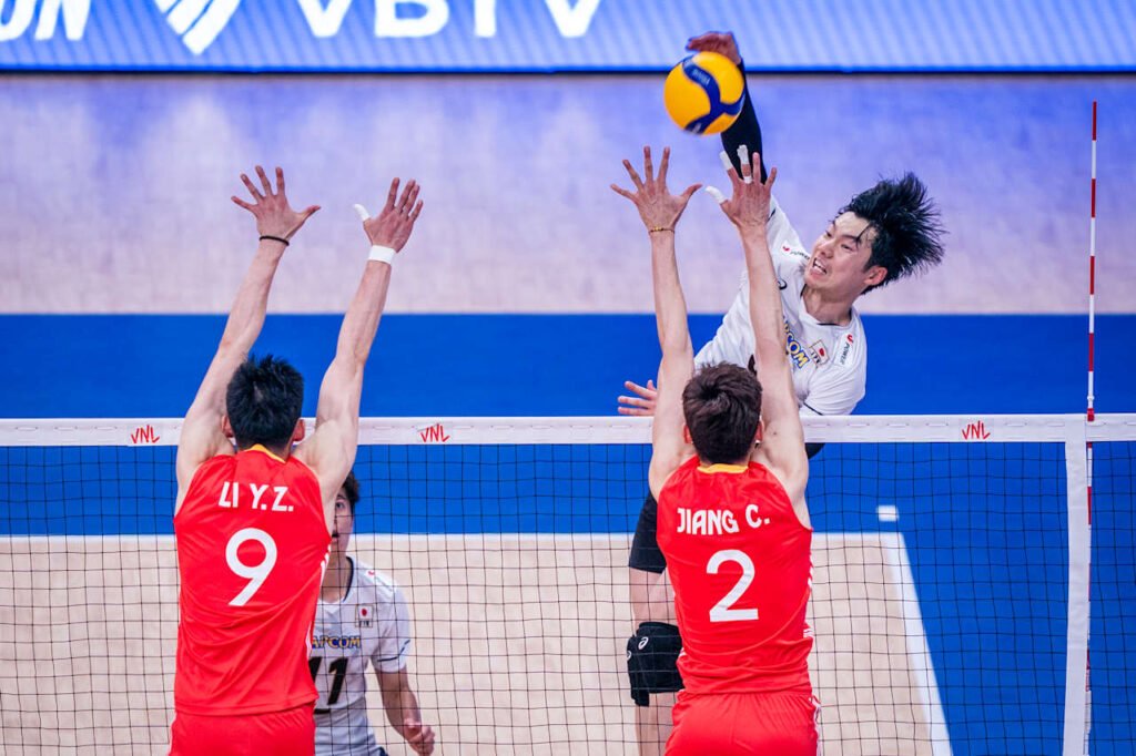 Japoneses e chineses fizeram duelo duro no 1º set - Foto: VNL Images