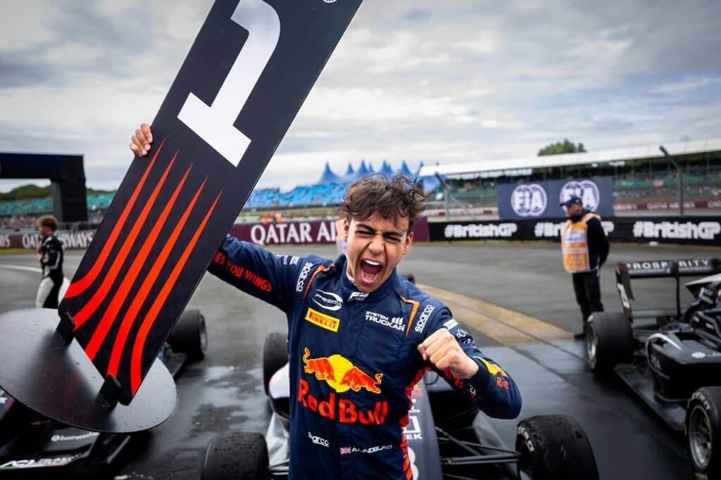 Arvid Lindblad é tratado como promessa na RBR - Foto: Malcolm Griffiths - Formula 1/via Getty Images
