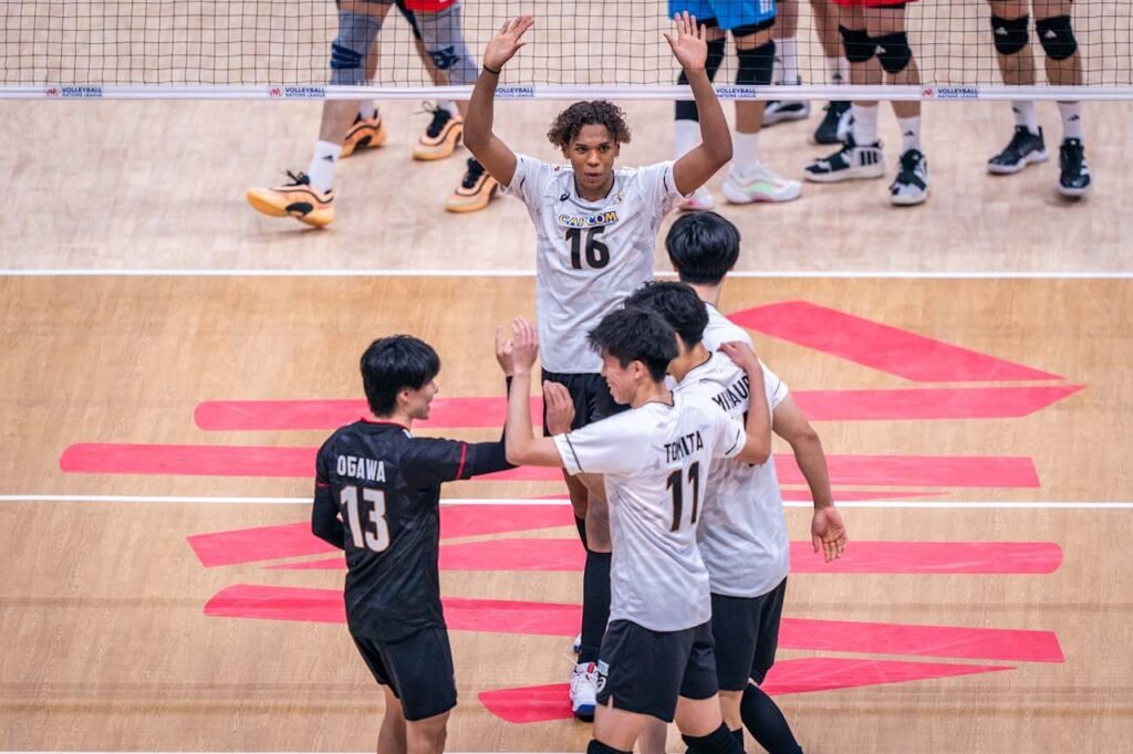 Apesar da melhora do time chinês, japoneses mantiveram pegada e venceram o último set - Foto: VNL Images