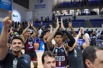SESI Franca celebra vitória que deixa equipe perto do tetra do NBB (Foto: Marcos Limonti/Sesi Franca Basquete)
