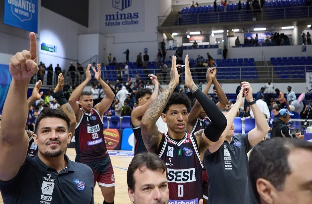 SESI Franca celebra vitória que deixa equipe perto do tetra do NBB (Foto: Marcos Limonti/Sesi Franca Basquete)